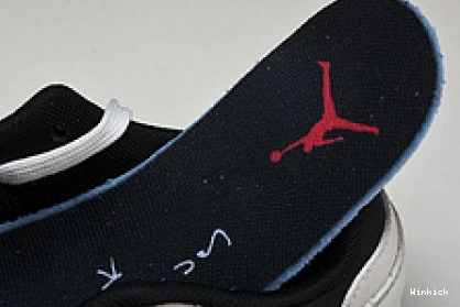 The Jordan Cut FZ8117-1001 x Check Travis Scott 0909